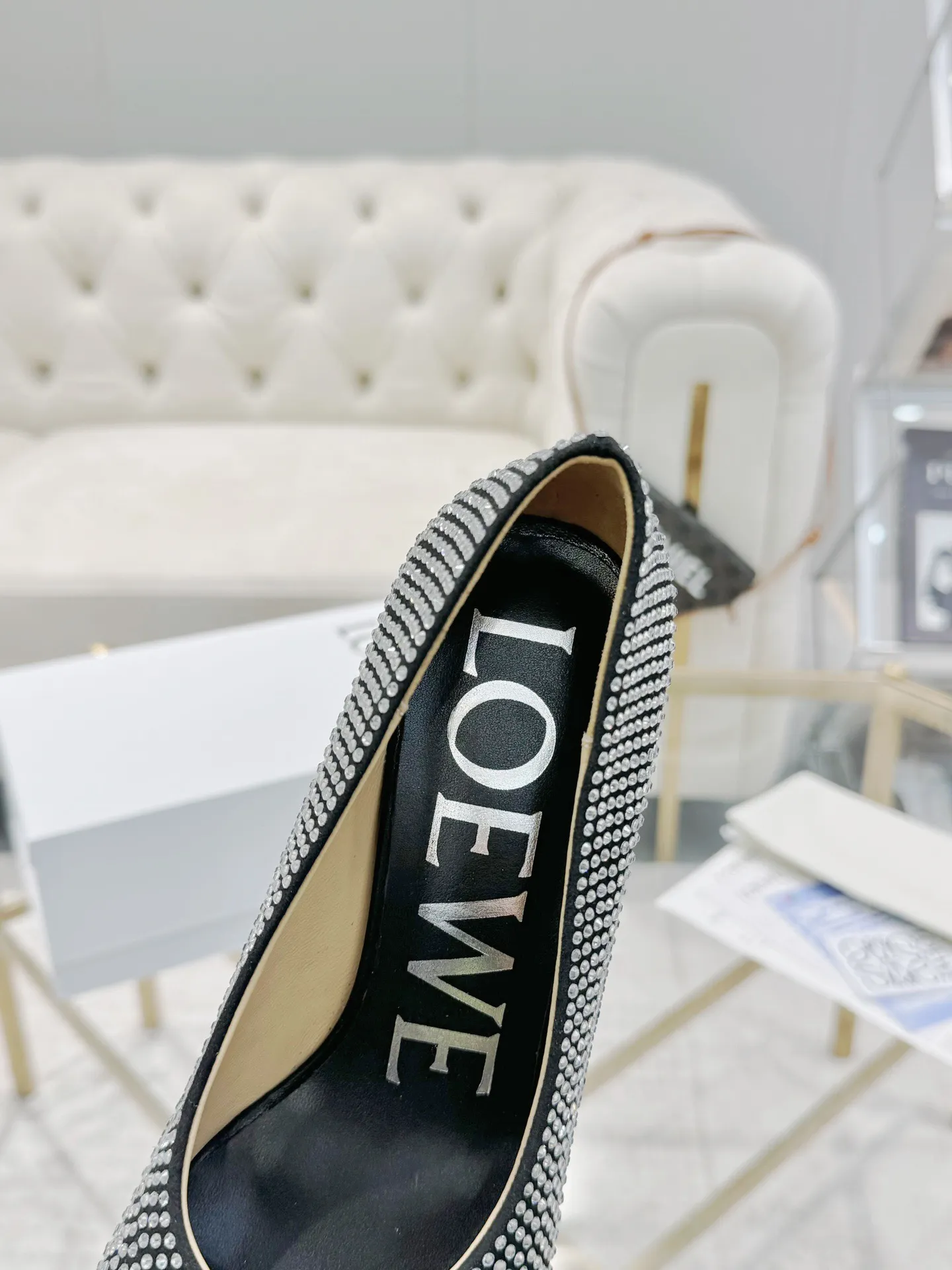 👟👟Ex-factory price 660👟👟 LOEWE‼ ️ New arrival‼ ️Imported genuine leather sole Loewe 2024/aw early spring latest T stage colored diamond series catwalk style 😘😘😘 Upper: imported silk cloth lining: imported water-dyed sheepskin outsole: original molded injection molded leather outsole Heel: original molded 1:1 Heel height: 5.5cm Size: 35-39 (40/41/42/43 custom-made, non-refundable)